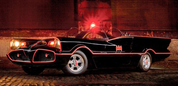 Може би невероятният Lincoln Futura щеше да събира прах в задния двор на Барис, ако режисьорите не се бяха обърнали към него. За новата поредица за „Батман“ спешно се нуждаят от кола, която главният герой да кара и почти забравената концепция е избрана като подходяща. Работата отнема само няколко седмици и резултатът е истински „Батмобил“ - грандиозен и фантастичен. Годината е 1966-а, но дизайнът все още може да впечатли всеки. Сега колата е в частна колекция, настоящият собственик плати 4,5 милиона долара за нея.